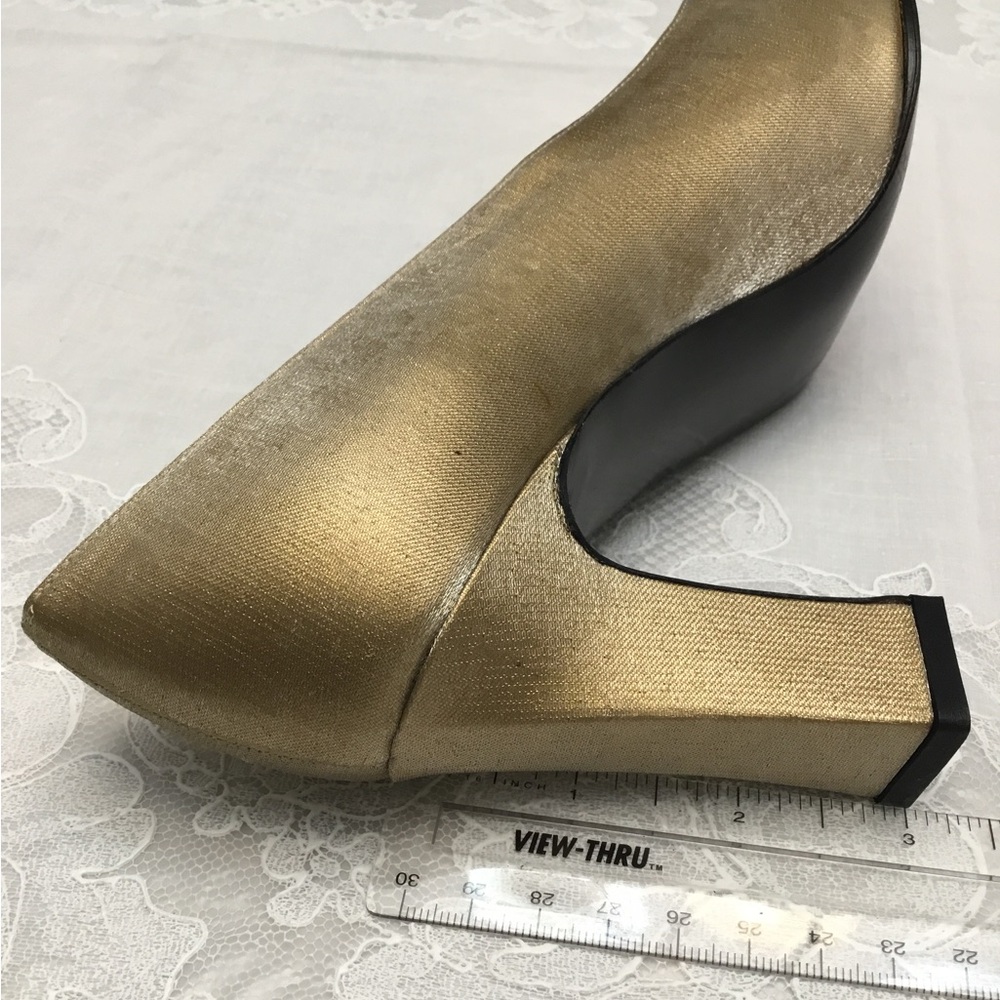 Stuart Weitzman - Picture 10 of 15